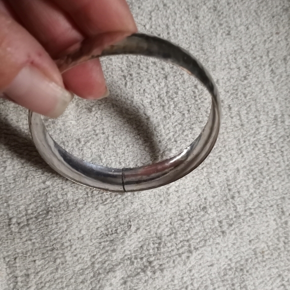 Silvertone hammered Bangle bracelet - Picture 5 of 5